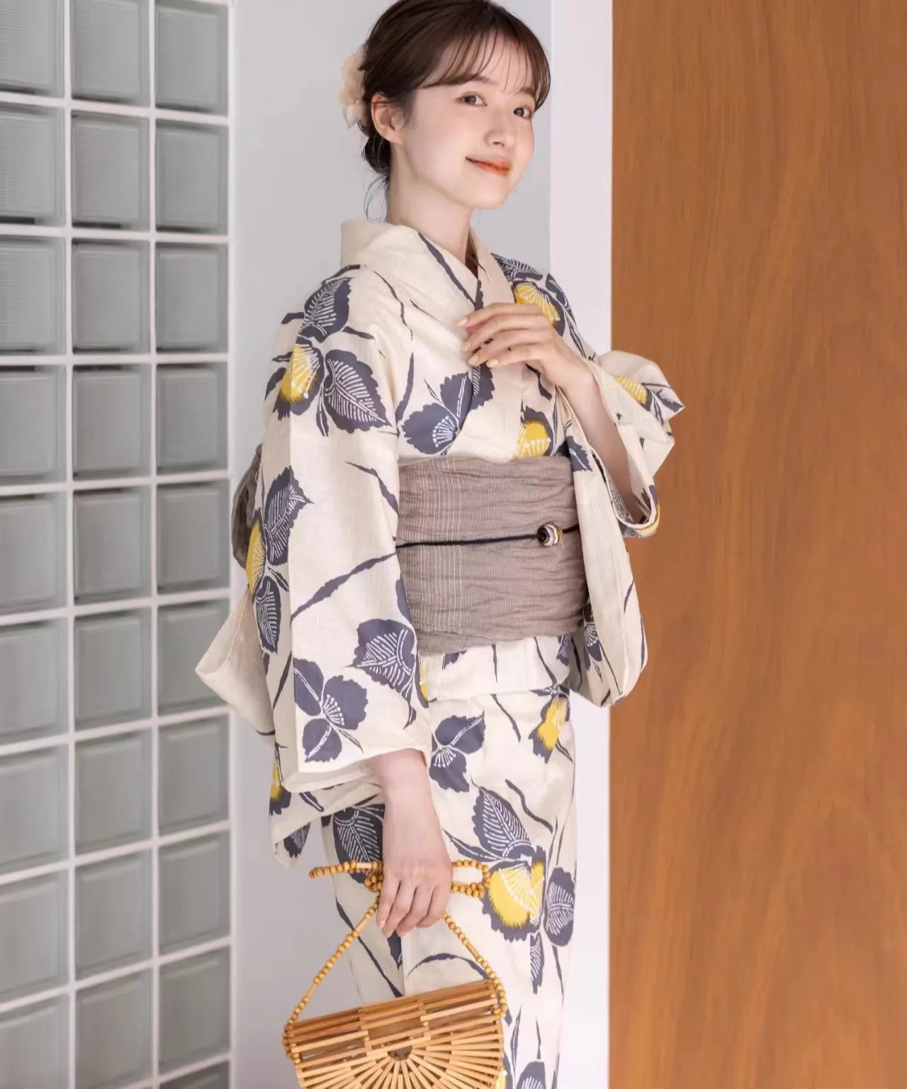 Japanese Kimono / Yukata for Women, Traditional Formal Style in 100% Cotton, Ideal for Photo Shoots Travel Wear